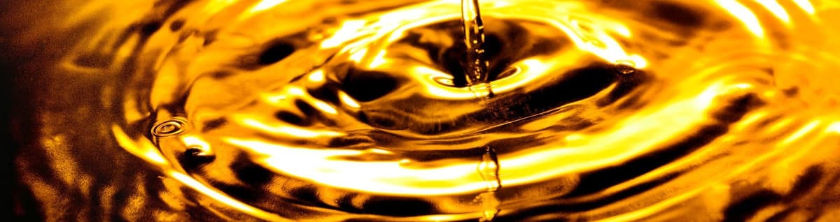 gota caindo em poça de óleo diesel