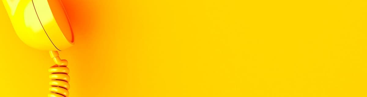 telefone de fio amarelo em fundo amarelo