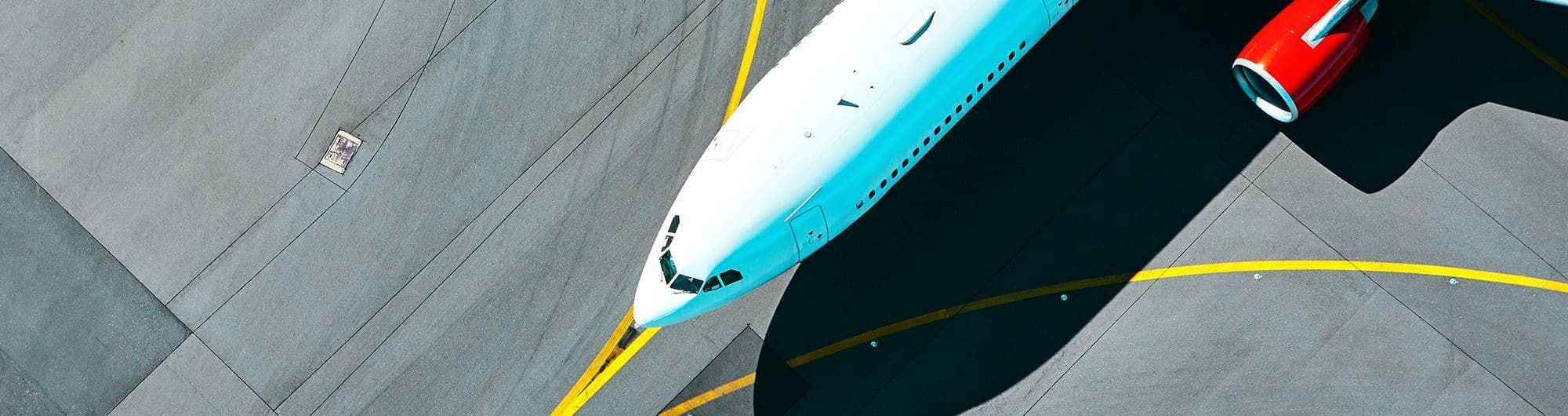 ponta de avião em estacionamento sob vista superior