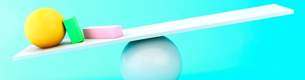 objetos geométricos equilibrados sobre esfera fundo azul