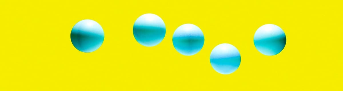 bolas azuis em fundo amarelo