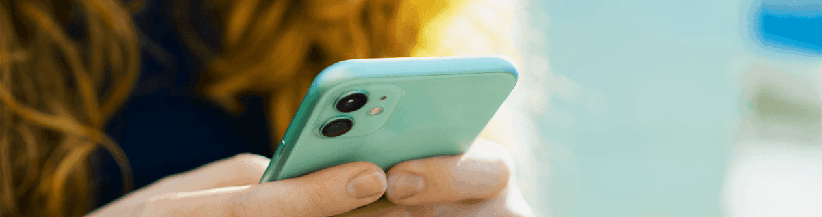 mulher ruiva segurando celular