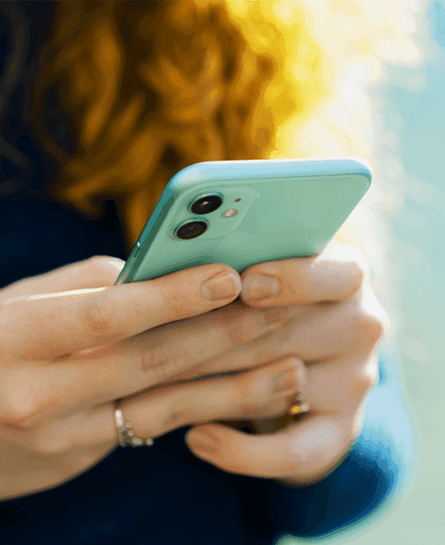 mulher ruiva segurando celular