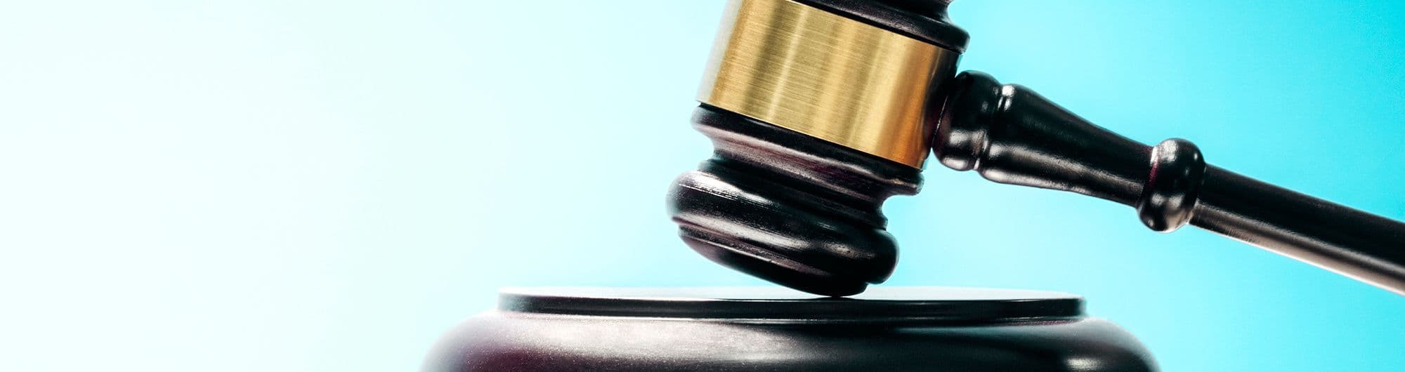 martelo judicial indicando sentença