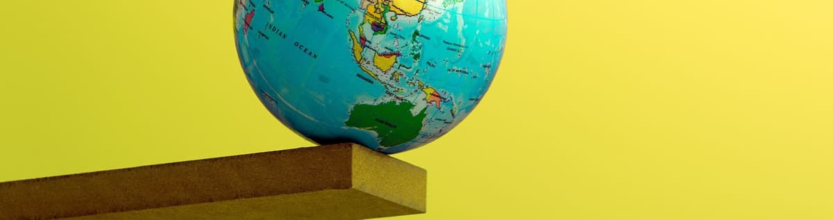 globo mapa mundi sob plataforma de madeira