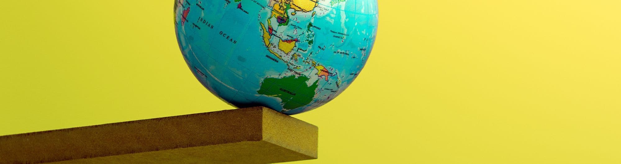 globo mapa mundi sob plataforma de madeira