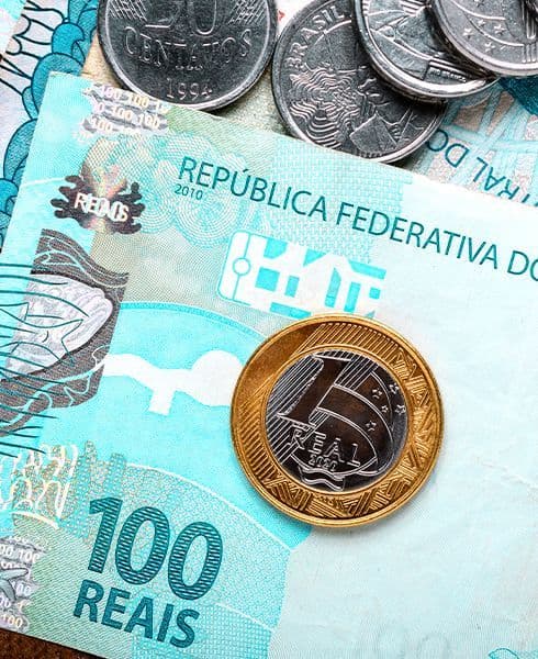 cédulas de dinheiro real com moedas