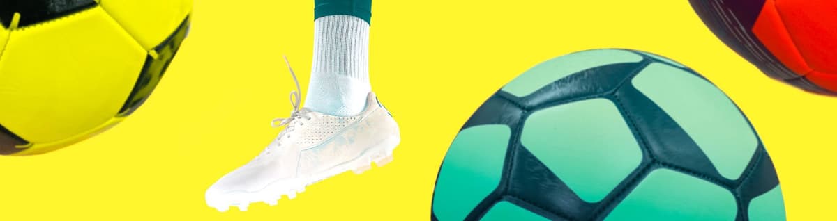 jogador de futebol parcialmente enquadrado com bolas em fundo amarelo