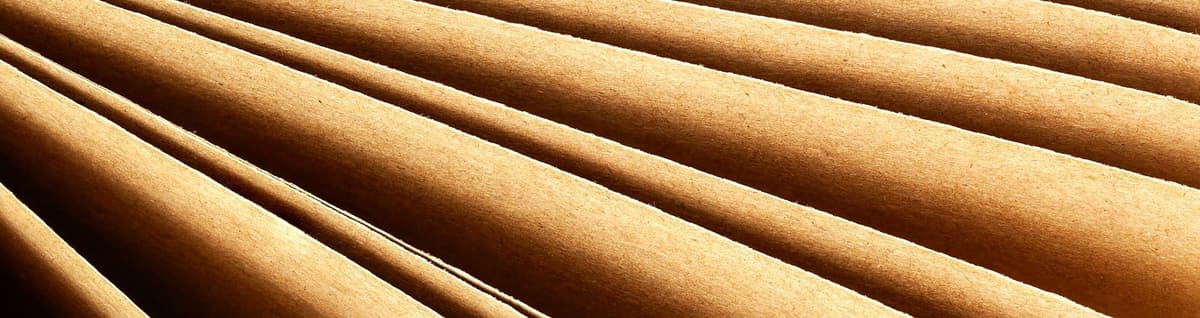 folhas de papel em cor marrom enfileiradas