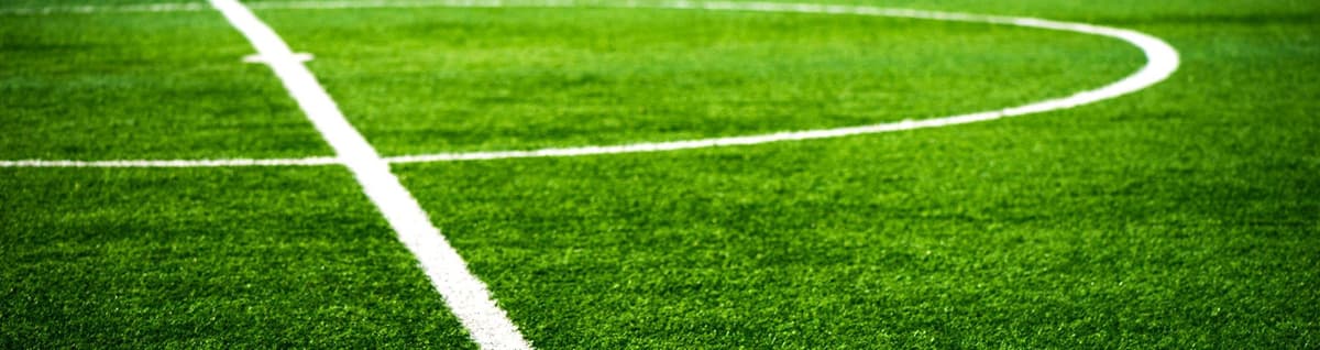 grama verde de campo de futebol com demarcação