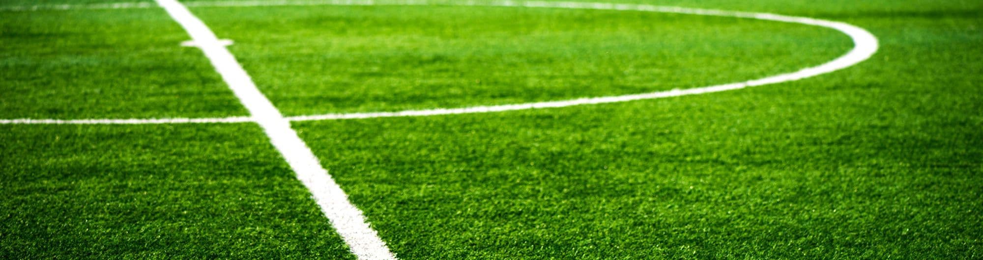 grama verde de campo de futebol com demarcação