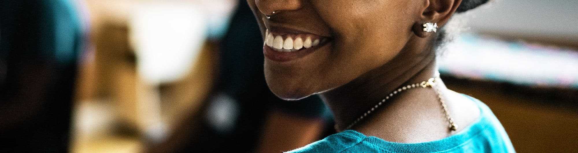 mulher negra sorrindo