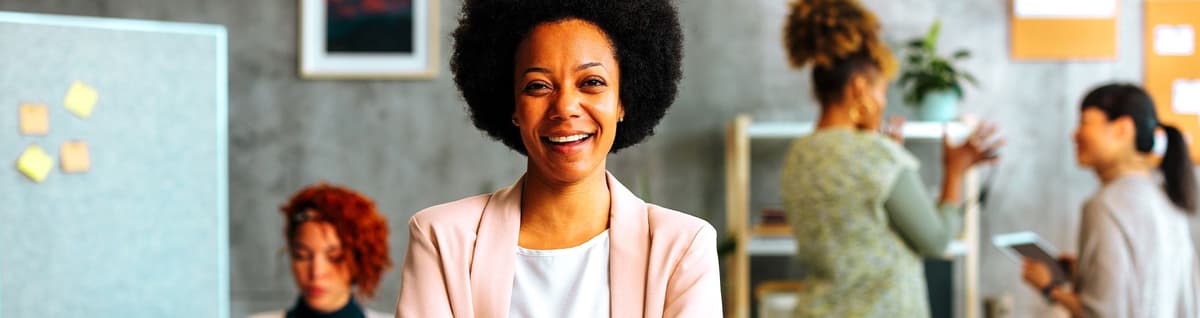 mulher negra empreendedora sorridente