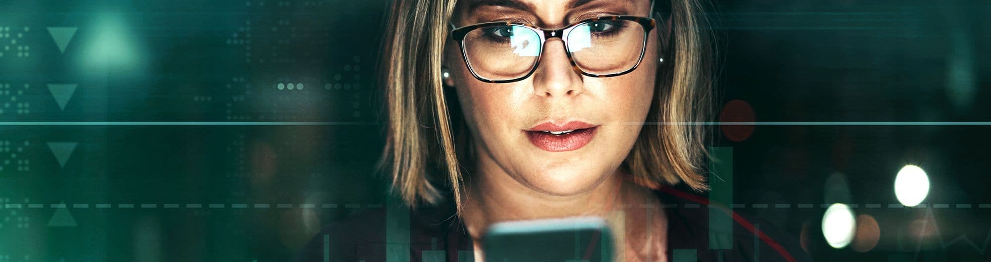 mulher loira olhando celular com gráficos mercado financeiro