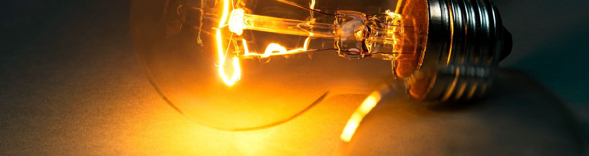 lâmpada de energia posicionada sobre fundo amarelo