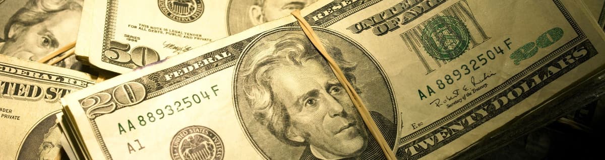 montante de cédulas de dólar empilhados