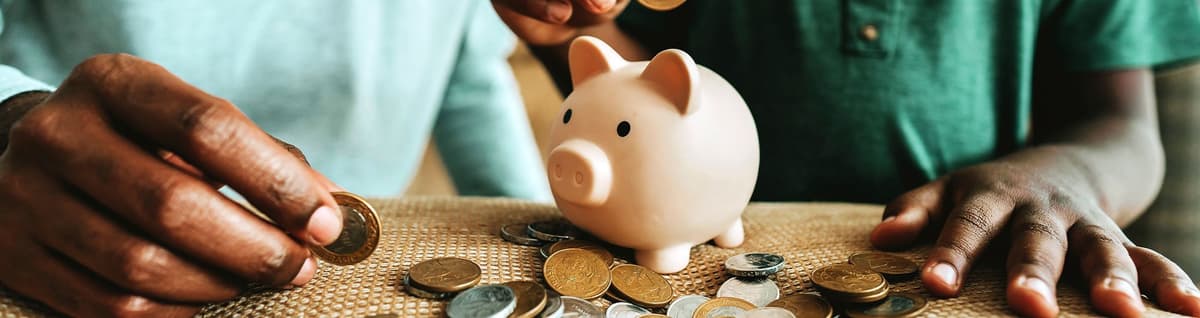 figura de porco cofre recebendo moedas
