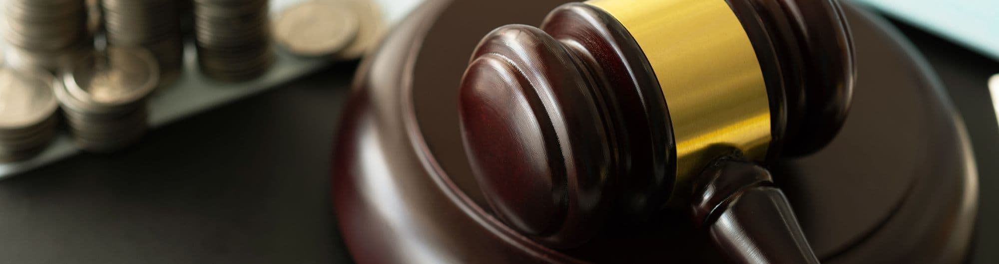 martelo de justiça apoiado sob mesa