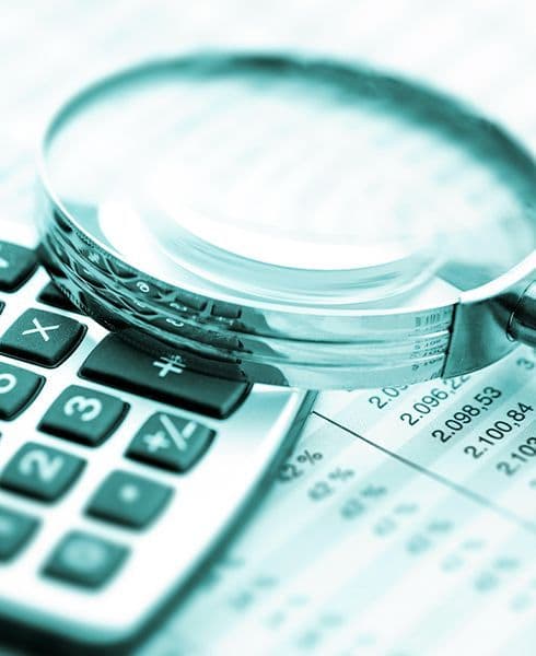 lupa ampliando detalhes de calculadora
