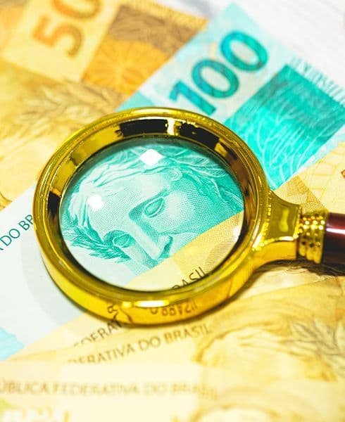 lupa ampliando detalhes de cédulas de real