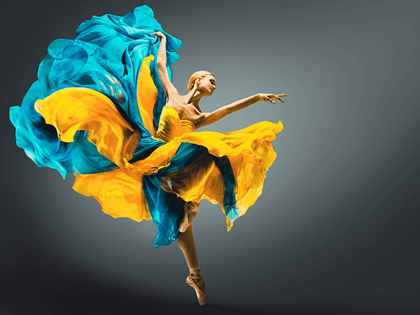 mulher com roupa artística em posição de dança 