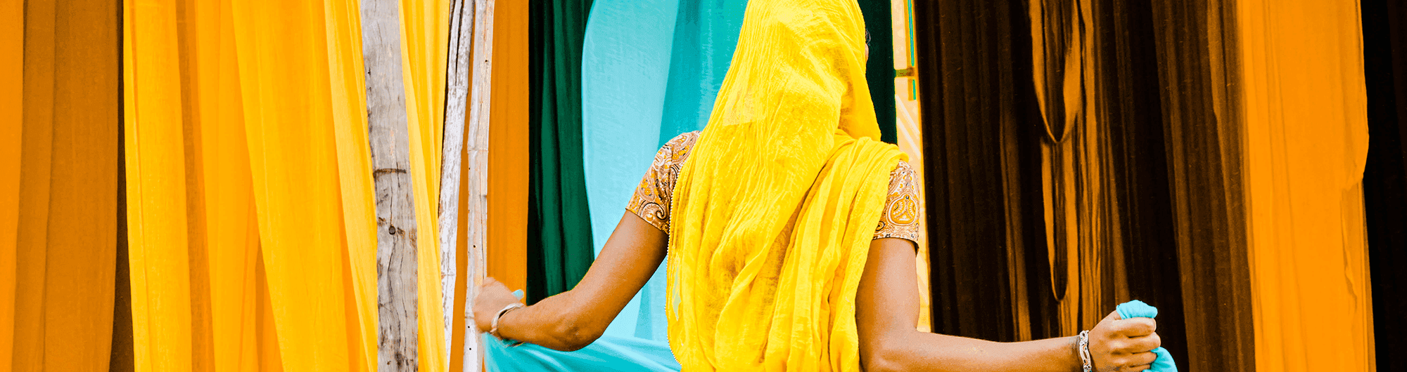 mulher com trajes indianos em amarelo 