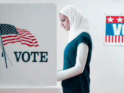 mulher em cabine de votação americana 