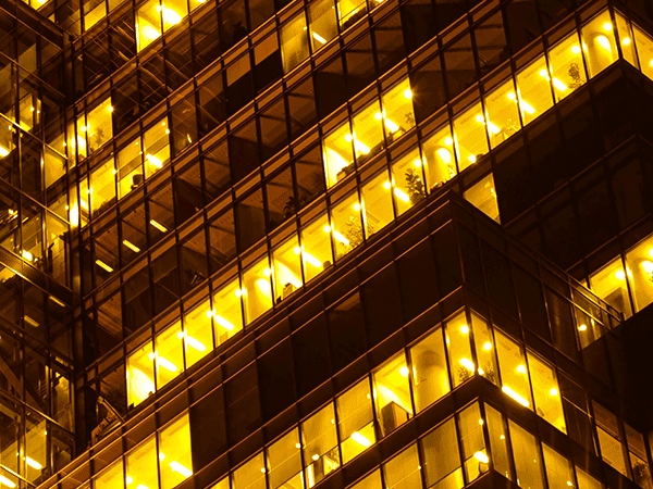 prédio iluminado sob vista inferior noturna 