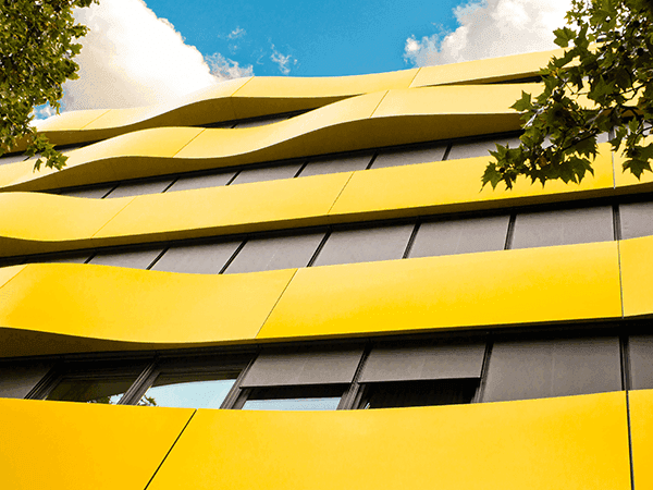 vista inferior de prédio em amarelo