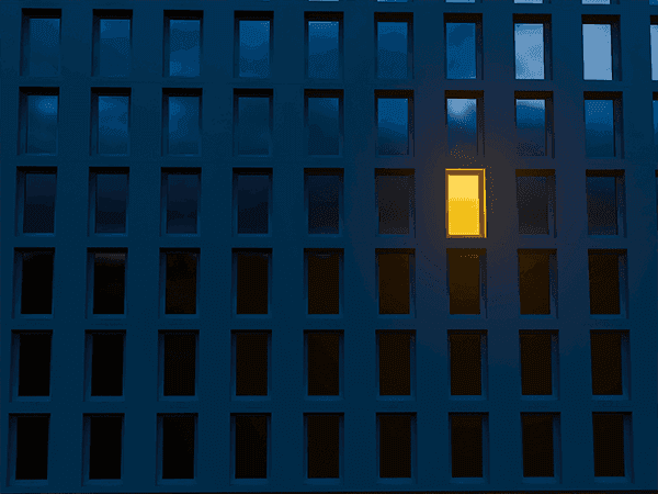 fachada de prédio azul com uma única janela iluminada