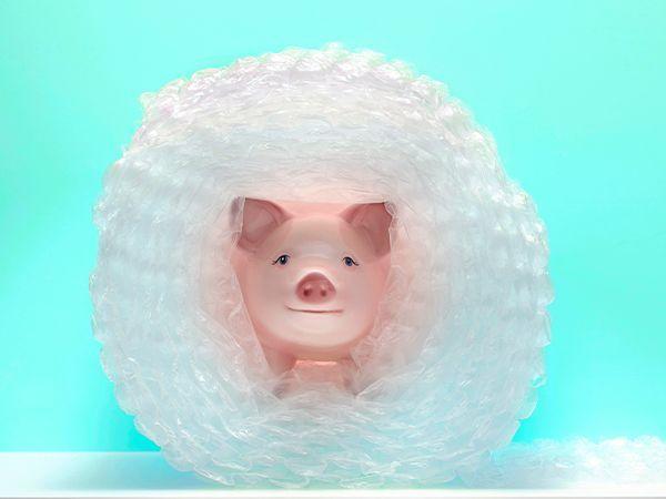figura de porco envolvida em plástico bolha