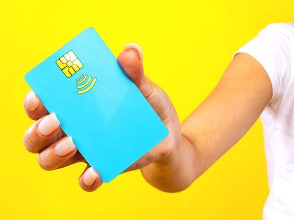 ilustração de cartão de crédito com fundo amarelo 