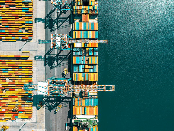 vista superior de porto com containers