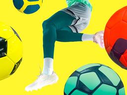 jogador de futebol parcialmente enquadrado com bolas em fundo amarelo 