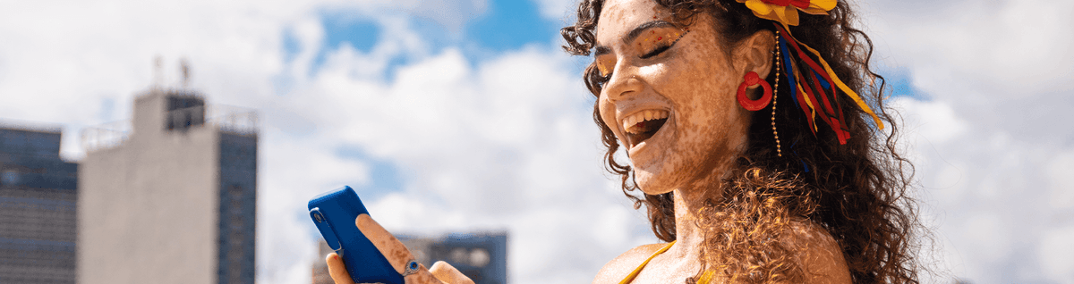 mulher negra sorrindo usando adereços de carnaval
