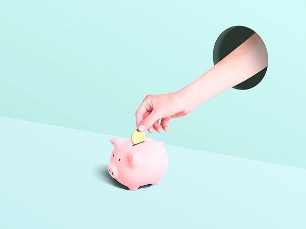 figura de porco cofre recebendo moeda