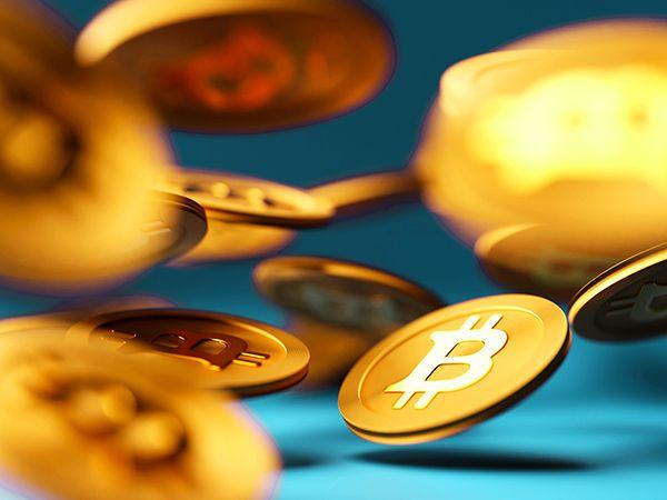 moedas de bitcoin cripto caindo espalhadas sob fundo azul