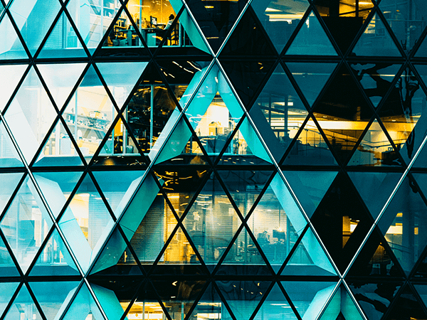 paisagem de prédio espelhado com janelas em losango 